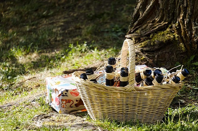 alcohol hamper in basket