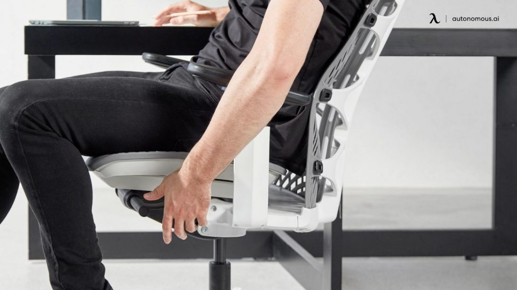 As the name suggests, this chair is shaped like a horse's saddle. This puts the person between a sitting and standing position, allowing the legs to fall naturally and widen. This is a stable position that eases lower back pain and strengthens back muscles. Plus, it prevents slouching forward and improves blood circulation.