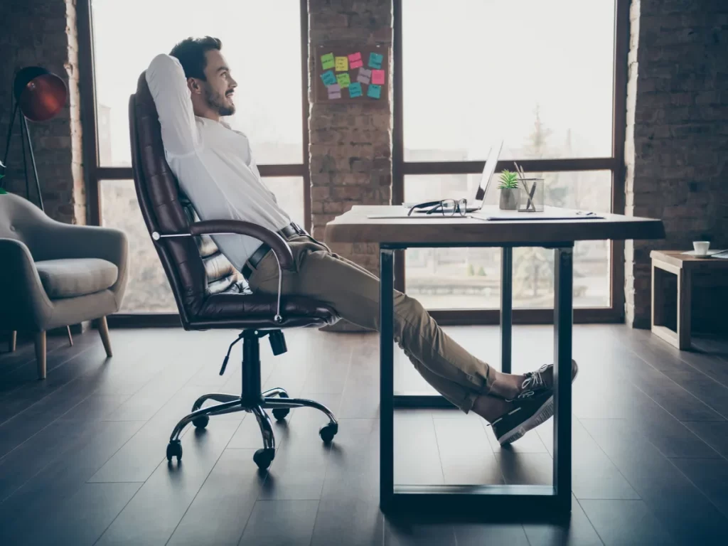 The seat on the perfect ergonomic executive chair for your office should have a proper depth. You should be able to rest your back comfortably against the backrest and have at least three fingers of space between your knees and the end of the chair. Always look for a sliding seat. This will help you move in and out and find the correct position.